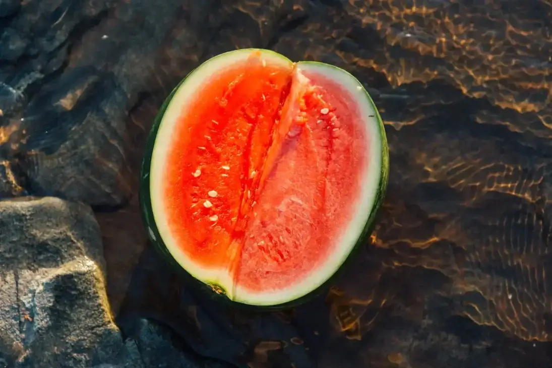 buah semangka yang terbelah setengah