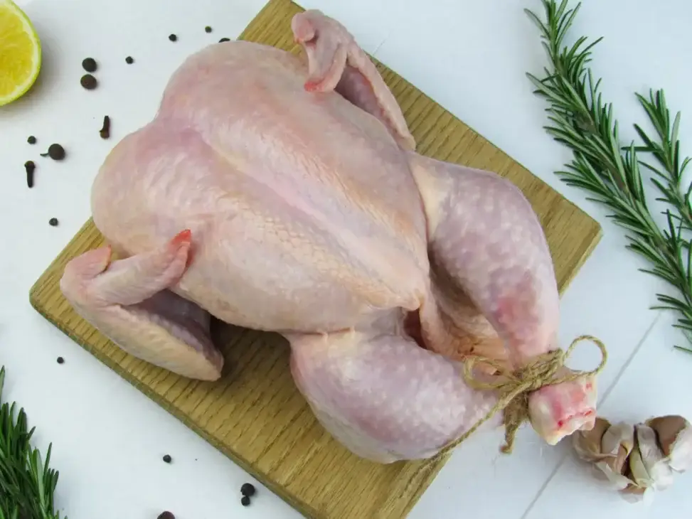 daging ayam utuh di atas talenan