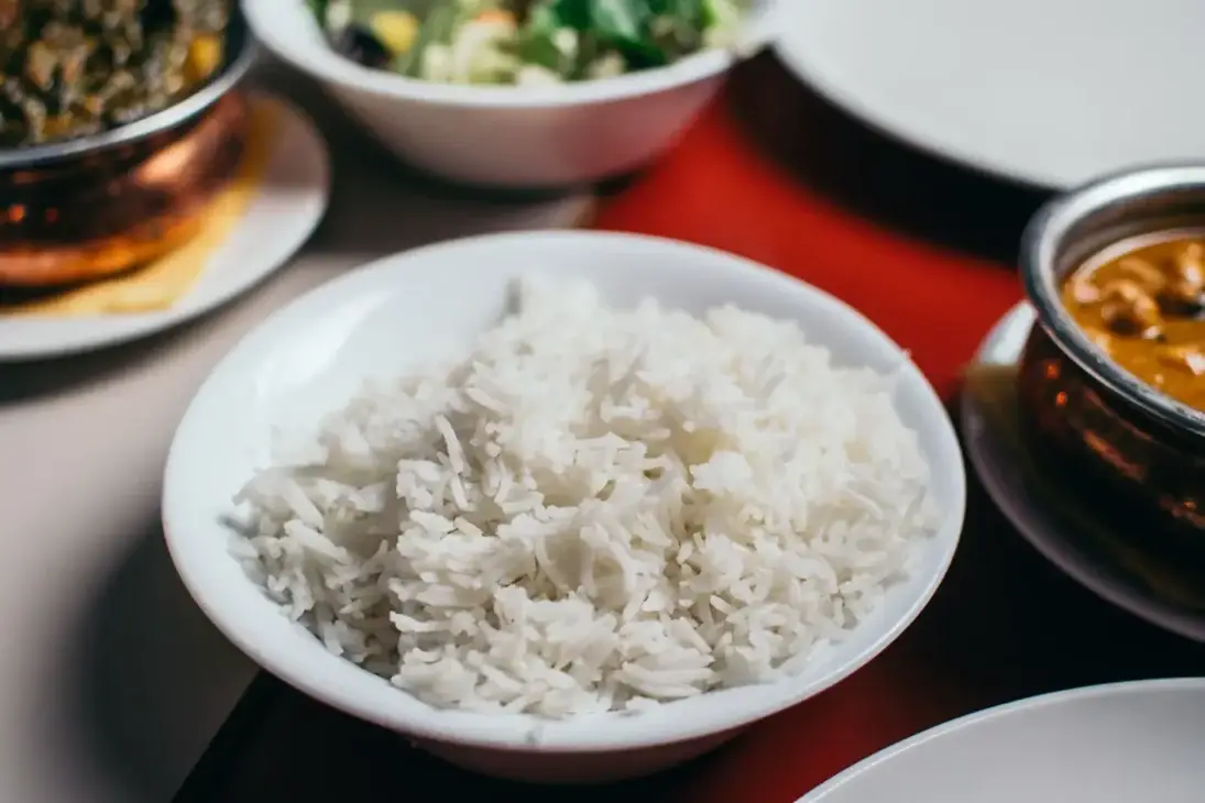 semangkuk nasi putih diatas meja