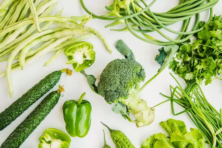 kumpulan sayur hijau dengan latar meja putih